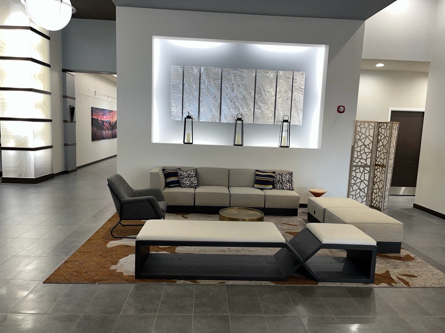 Bright Hyatt Virginia lobby with finished walls, illuminated architectural details and seating from the Parceros project portfolio